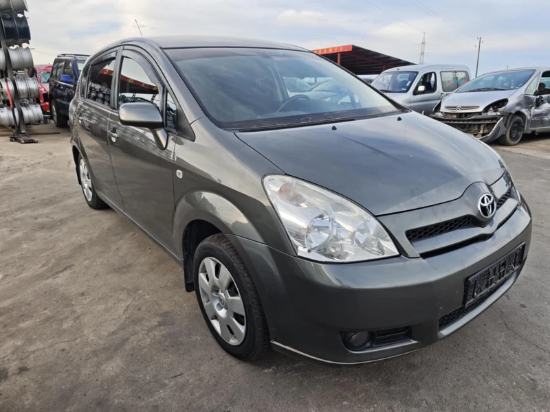 Toyota Corolla verso 2.2 D4D, снимка 2 - Автомобили и джипове - 51743985