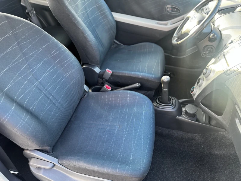 Toyota Yaris 1.0 Бензин/Климатик/Италия , снимка 13 - Автомобили и джипове - 52282878