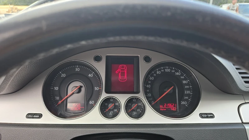 VW Passat 2.0 TDI, снимка 11 - Автомобили и джипове - 52417215
