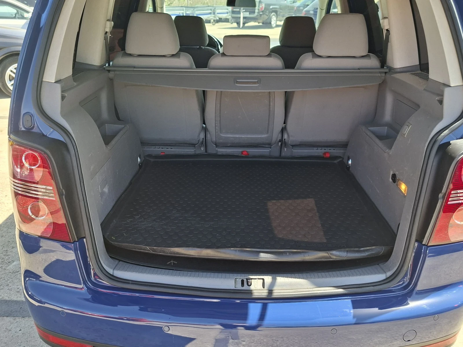 VW Touran 1.9TDi 105кс.Bluemotion, снимка 13 - Автомобили и джипове - 54331773