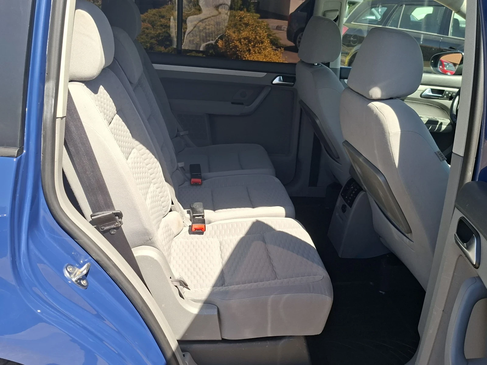 VW Touran 1.9TDi 105кс.Bluemotion, снимка 11 - Автомобили и джипове - 54331773