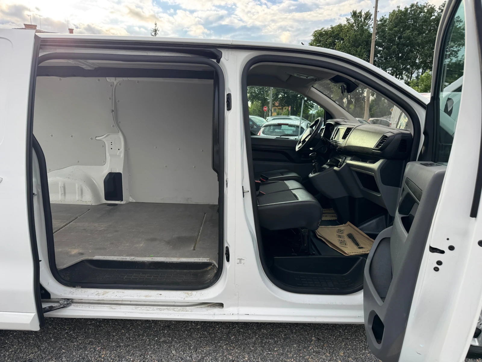 Citroen Jumpy 2.0HDI FULL! 3seats NAVI! CAM360* ! Keyless!EURO 6, снимка 15 - Автомобили и джипове - 54654512