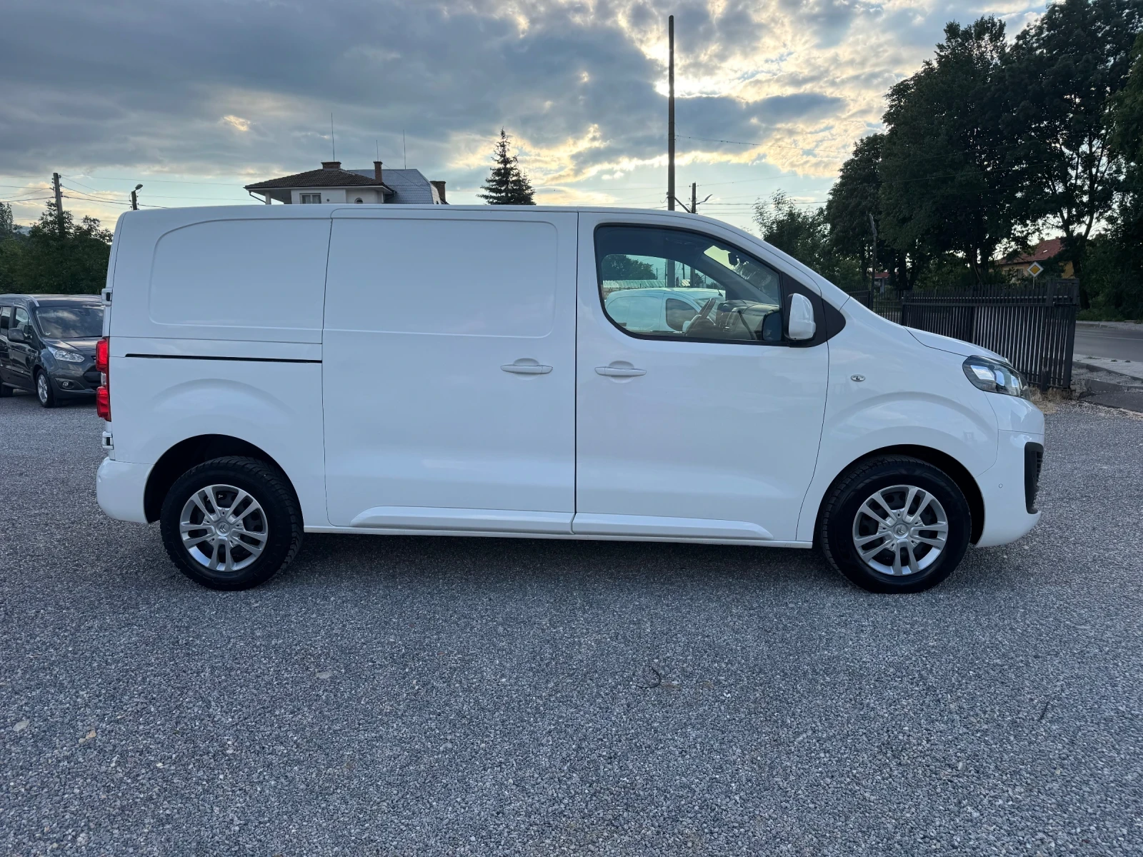 Citroen Jumpy 2.0HDI FULL! 3seats NAVI! CAM360* ! Keyless!EURO 6, снимка 9 - Автомобили и джипове - 54654512