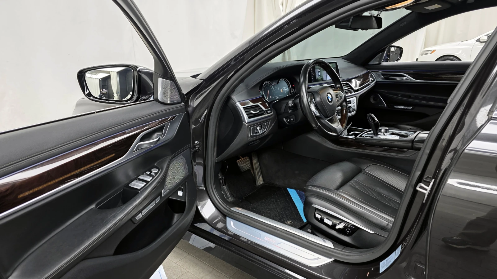 BMW 750 LI XDRIVE/HEAD UP/360/EKPAHИ/FIRST CLASS/PANO, снимка 9 - Автомобили и джипове - 55037253