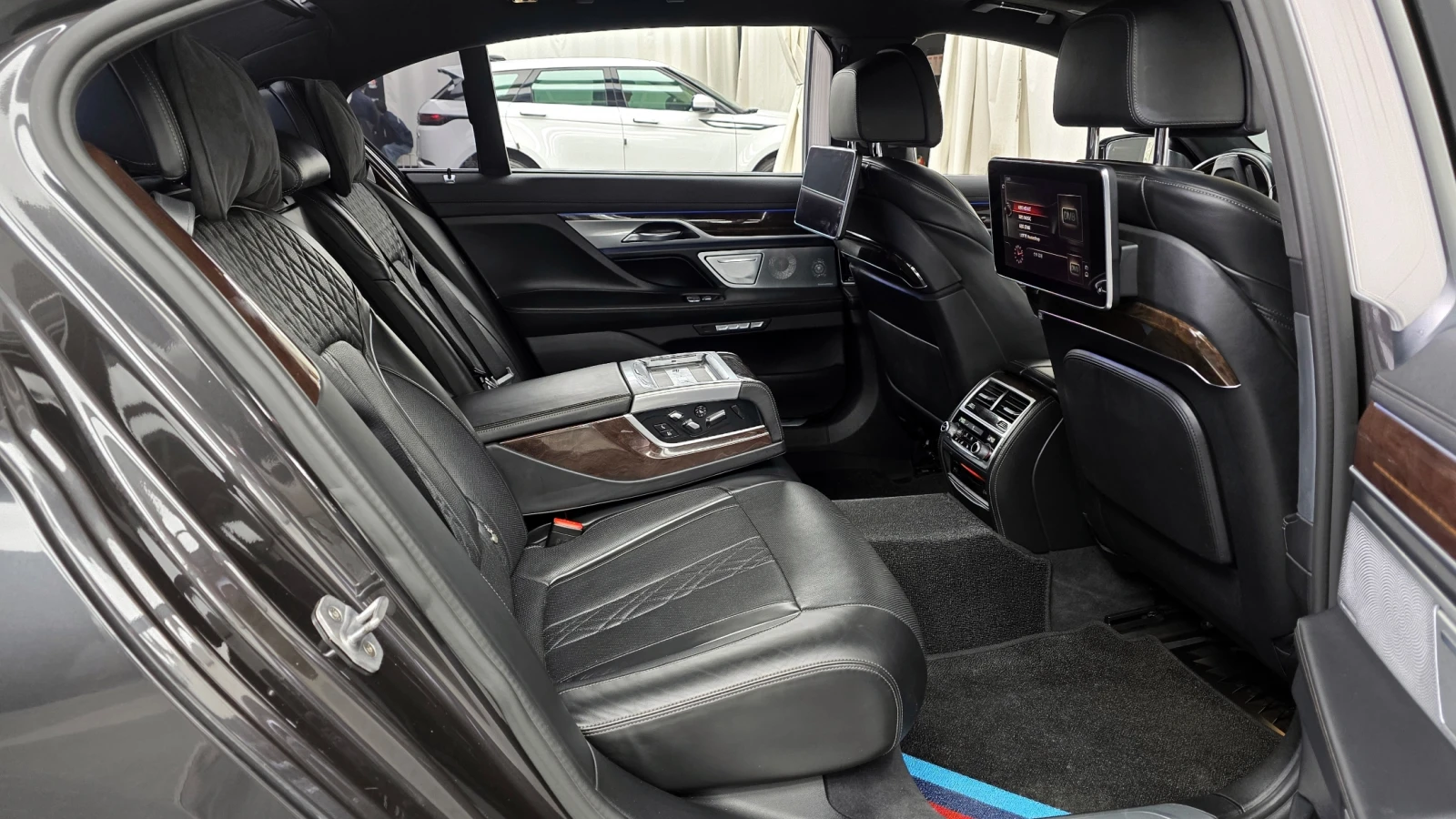 BMW 750 LI XDRIVE/HEAD UP/360/EKPAHИ/FIRST CLASS/PANO, снимка 11 - Автомобили и джипове - 55037253
