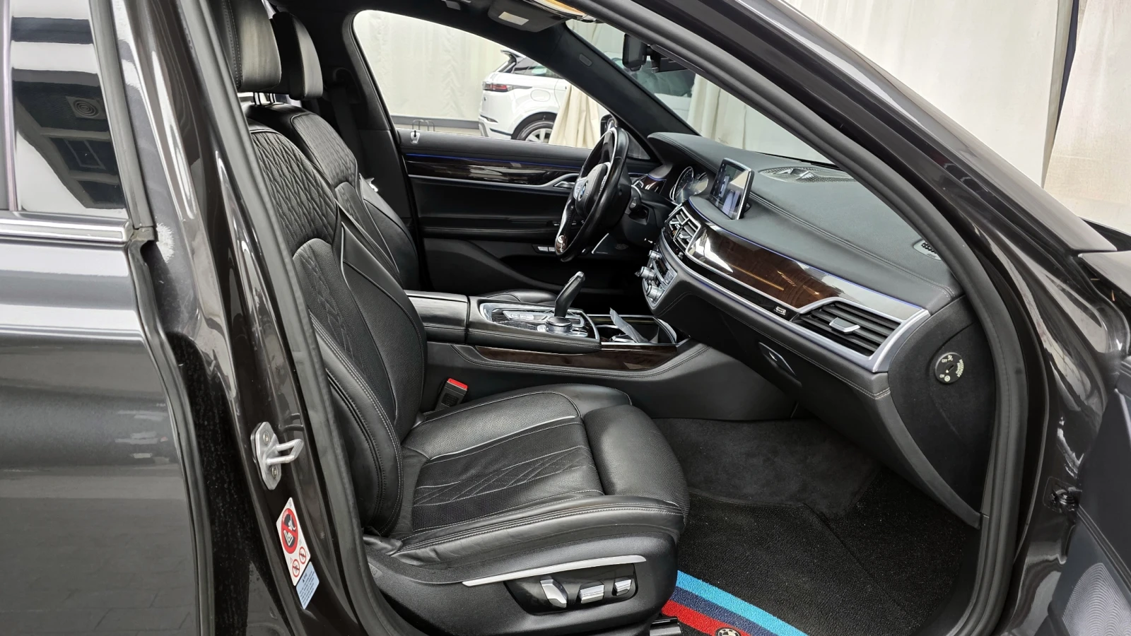 BMW 750 LI XDRIVE/HEAD UP/360/EKPAHИ/FIRST CLASS/PANO, снимка 10 - Автомобили и джипове - 55037253