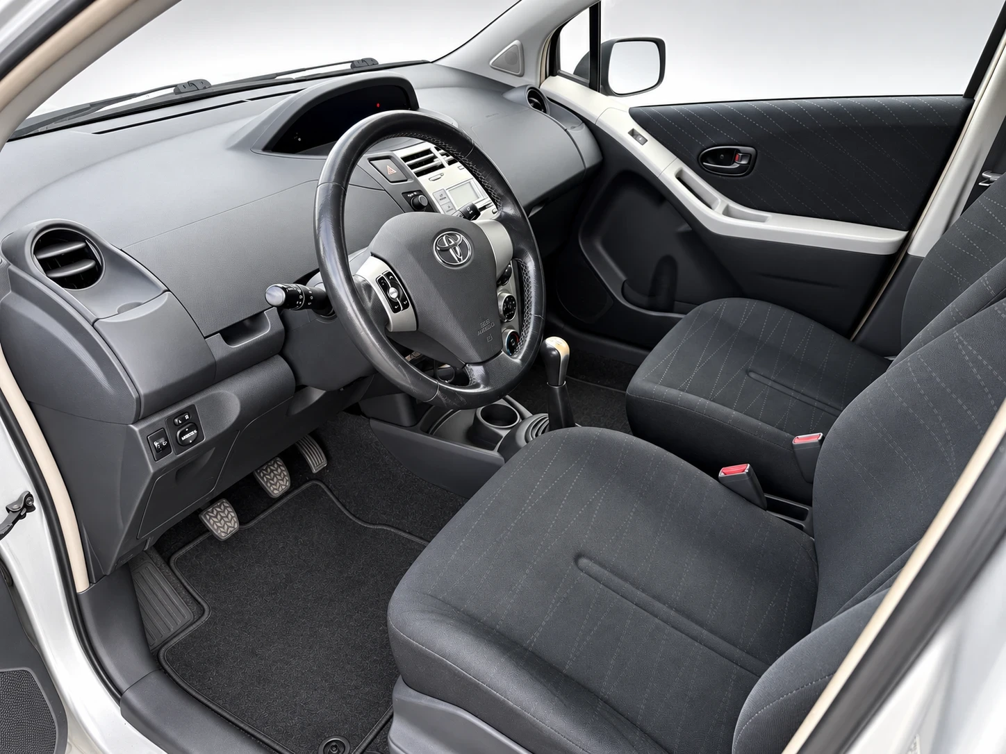 Toyota Yaris 1.4 D4D 70000km, снимка 8 - Автомобили и джипове - 56171544