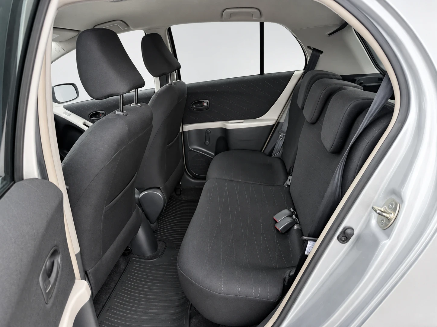Toyota Yaris 1.4 D4D 70000km, снимка 9 - Автомобили и джипове - 56171544