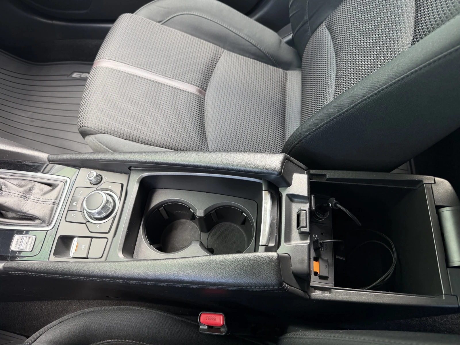 Mazda 3, снимка 10 - Автомобили и джипове - 56360639