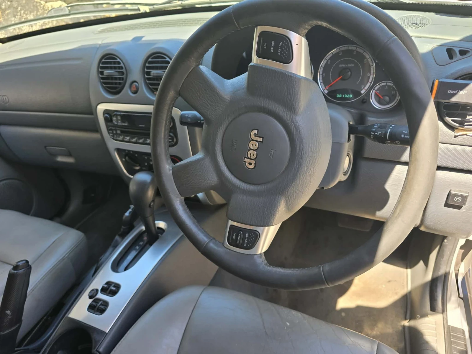 Jeep Cherokee 3.7 бензин , снимка 8 - Автомобили и джипове - 55506611