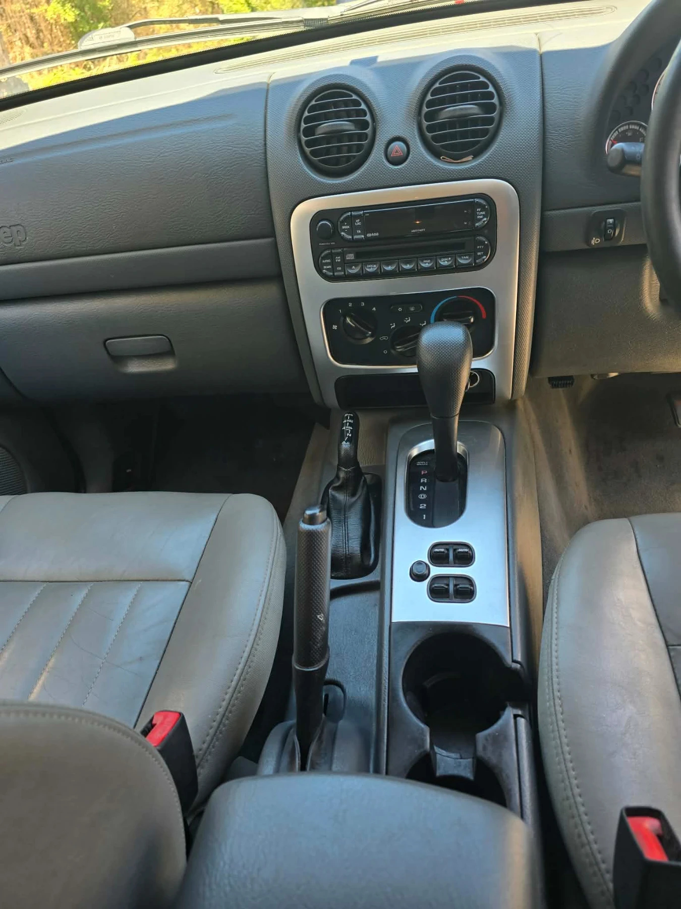 Jeep Cherokee 3.7 бензин , снимка 7 - Автомобили и джипове - 55506611