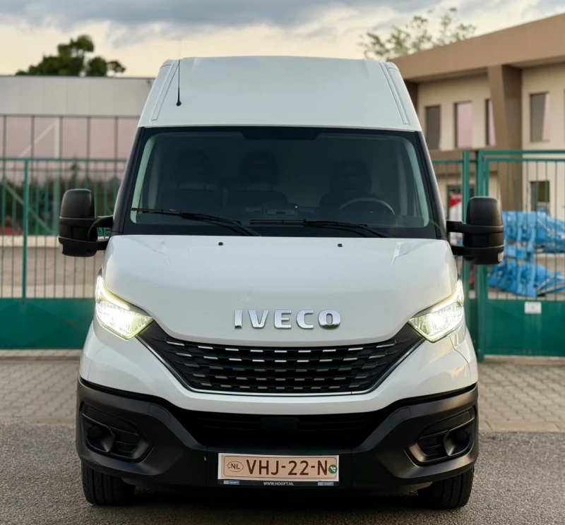 Iveco Daily 2.3d~160hp~HI-MATIC~FULL LED!, снимка 2 - Бусове и автобуси - 51576492