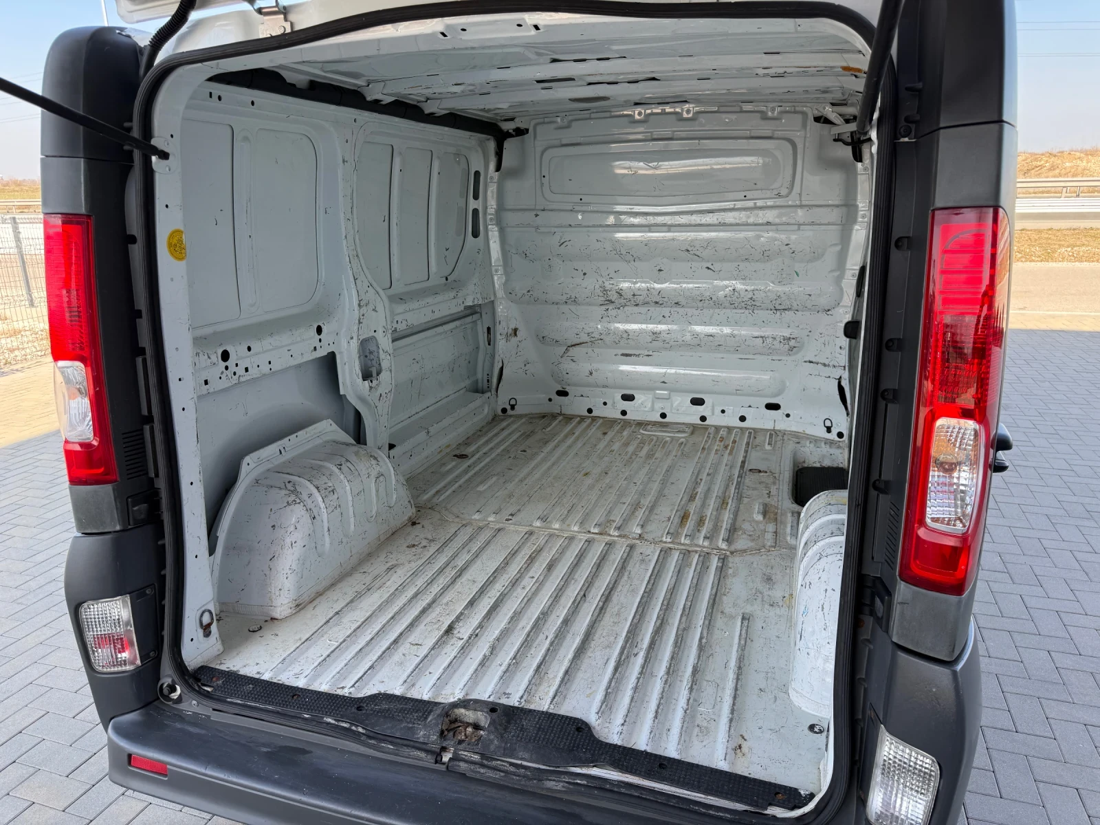 Opel Vivaro 2.0 CDTi / CLIMA / 6ск. / EURO 5, снимка 15 - Бусове и автобуси - 53828366