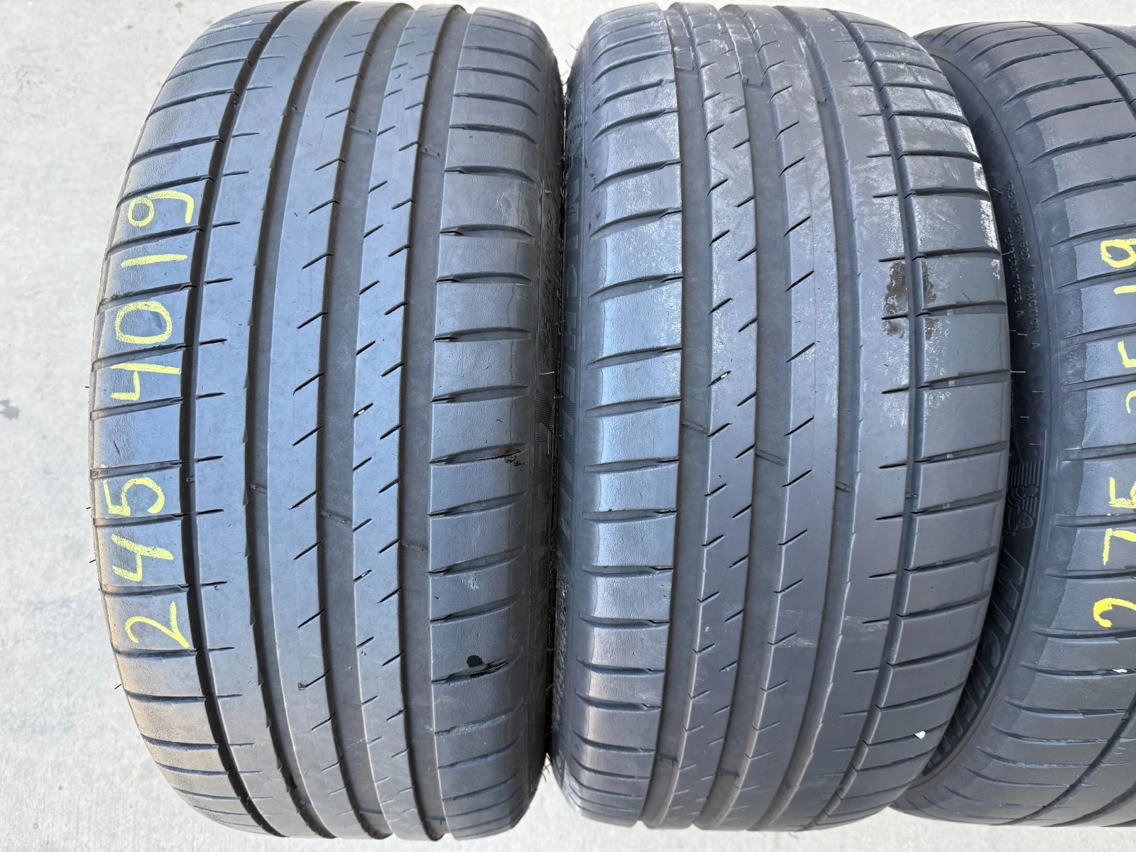 Гуми Летни 245/40R19, снимка 2 - Гуми и джанти - 53833096