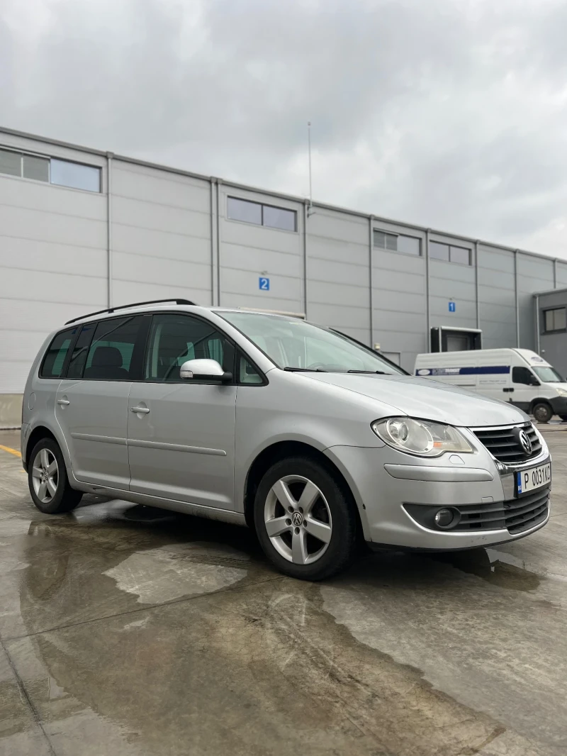 VW Touran 6 ск Ръчка Фейс, снимка 2 - Автомобили и джипове - 47218344