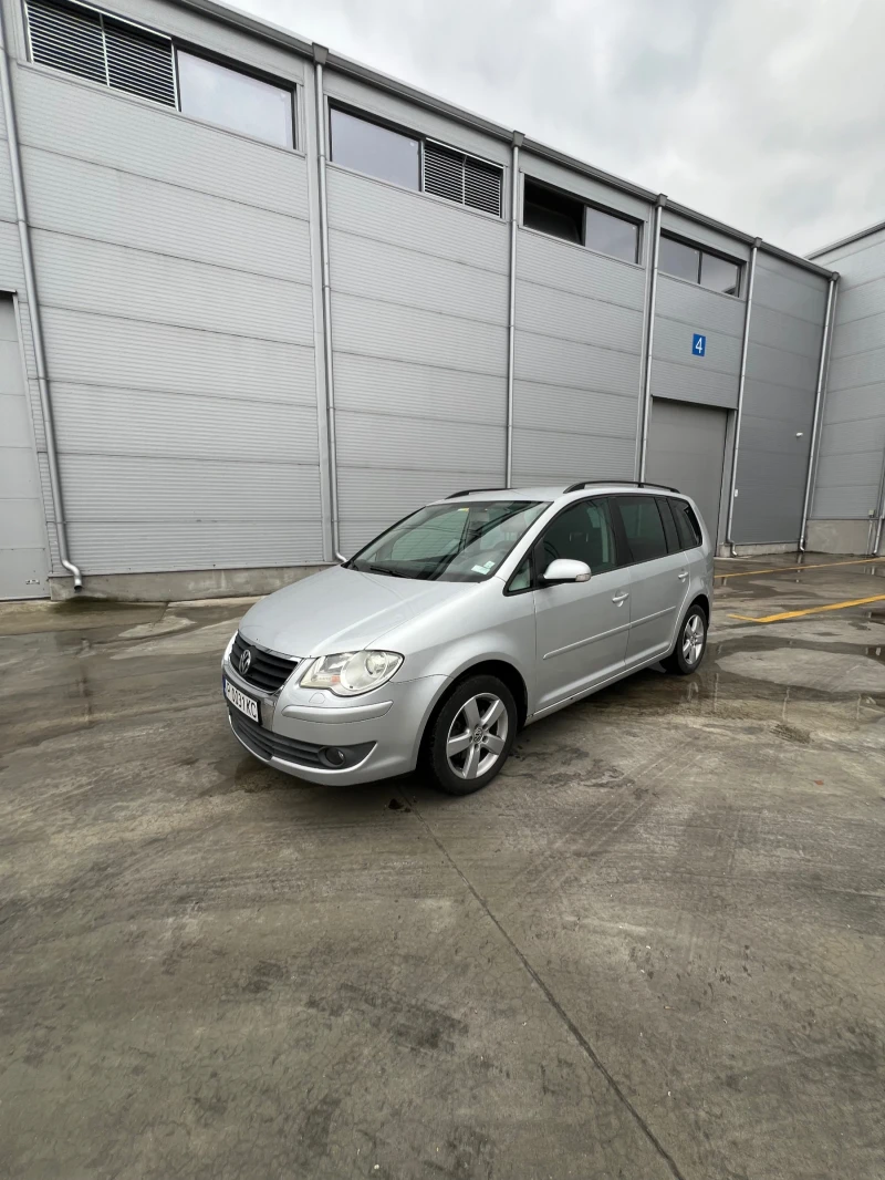 VW Touran 6 ск Ръчка Фейс, снимка 1 - Автомобили и джипове - 47218344