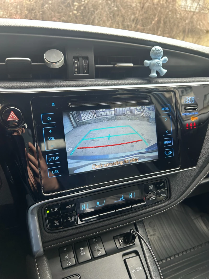 Toyota Auris 1.8 VVT-h (В Гаранция), снимка 11 - Автомобили и джипове - 53475334