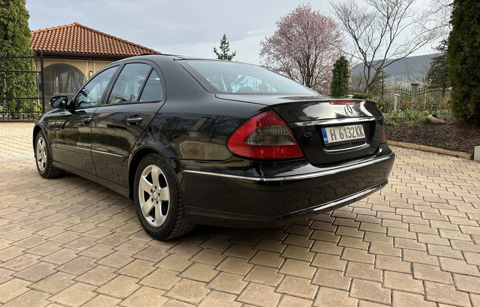 Mercedes-Benz E 320 V6 ВЕРИГИ/ NAVI/ PANO - изображение 4