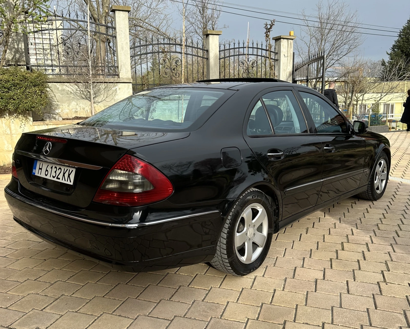 Mercedes-Benz E 320 V6 ВЕРИГИ/ NAVI/ PANO - изображение 5