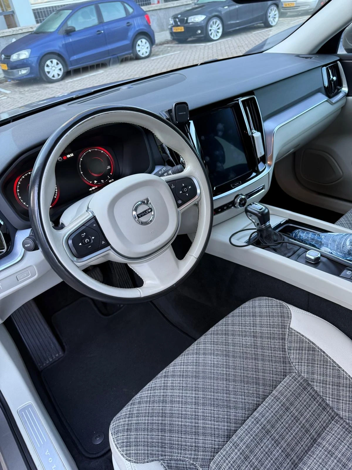 Volvo V60 2.0 D4 Momentum 190кс - изображение 3