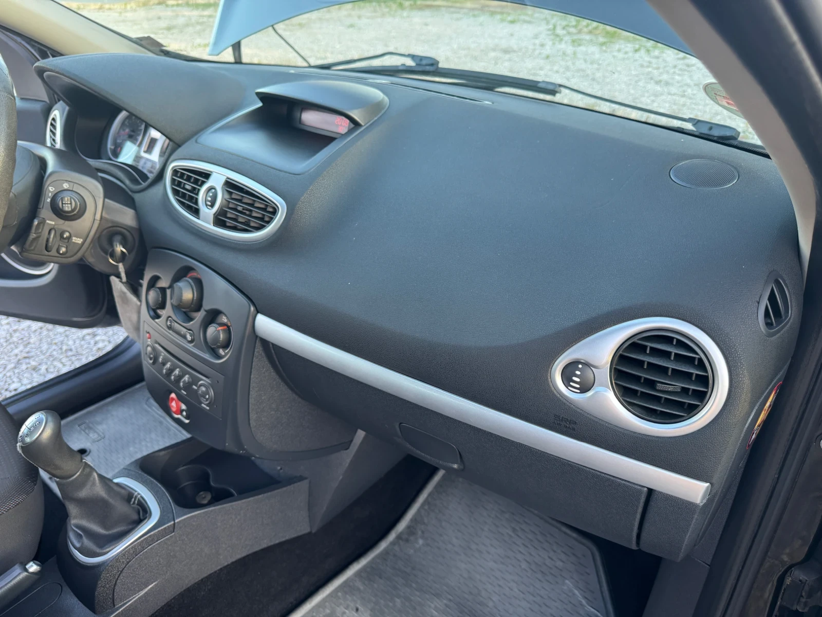 Renault Clio 1.2 i, снимка 12 - Автомобили и джипове - 55181570