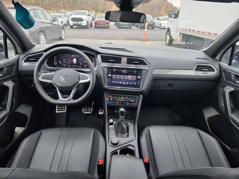 VW Tiguan R-line* Black Edition* Пано* Подгрев* Камера, снимка 7 - Автомобили и джипове - 52317720