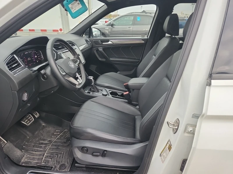 VW Tiguan R-line* Black Edition* Пано* Подгрев* Камера, снимка 6 - Автомобили и джипове - 52317720