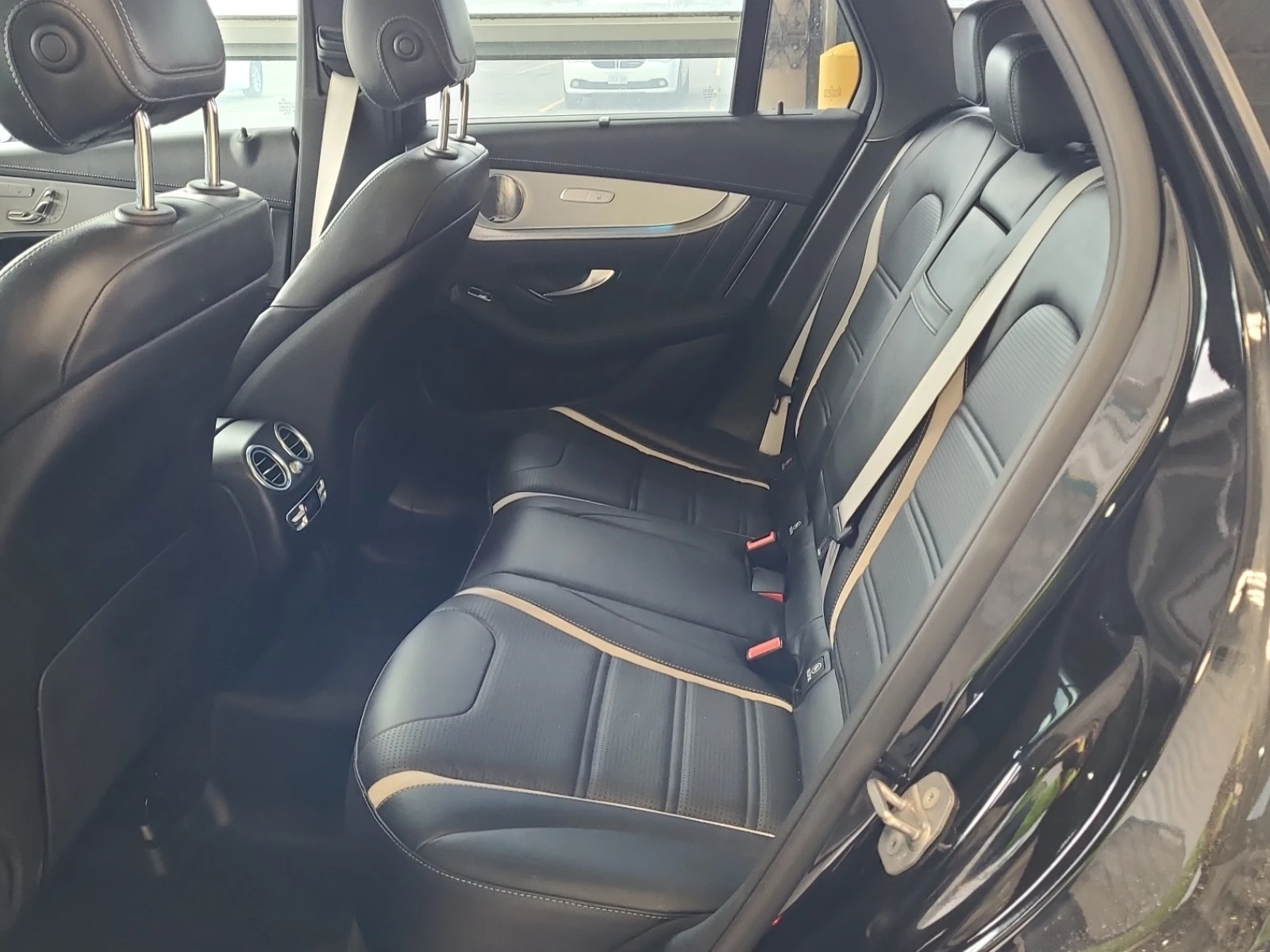Mercedes-Benz GLC 63 AMG * * CARFAX * * АВТО КРЕДИТ * * , снимка 10 - Автомобили и джипове - 54512914