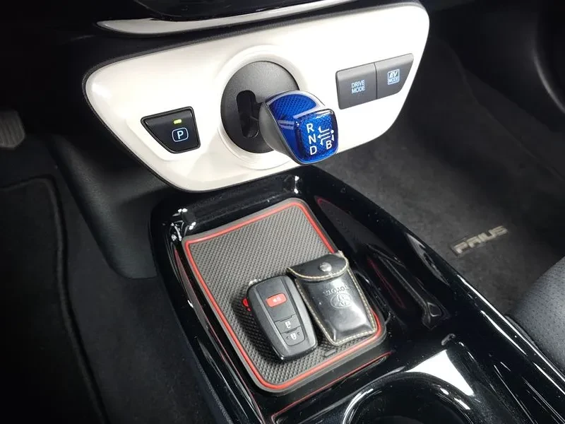 Toyota Prius 1.8 Хибрид, снимка 8 - Автомобили и джипове - 55432990