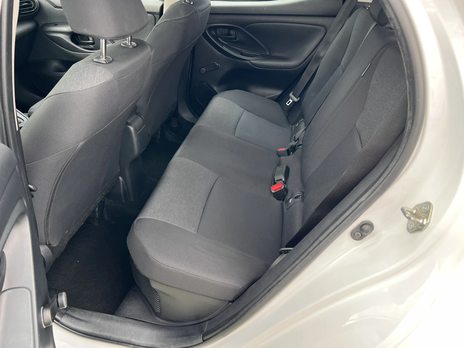 Toyota Yaris TERRA/HYBRID/1.5vvt-i/115K.C./Е-CVT AT - изображение 9