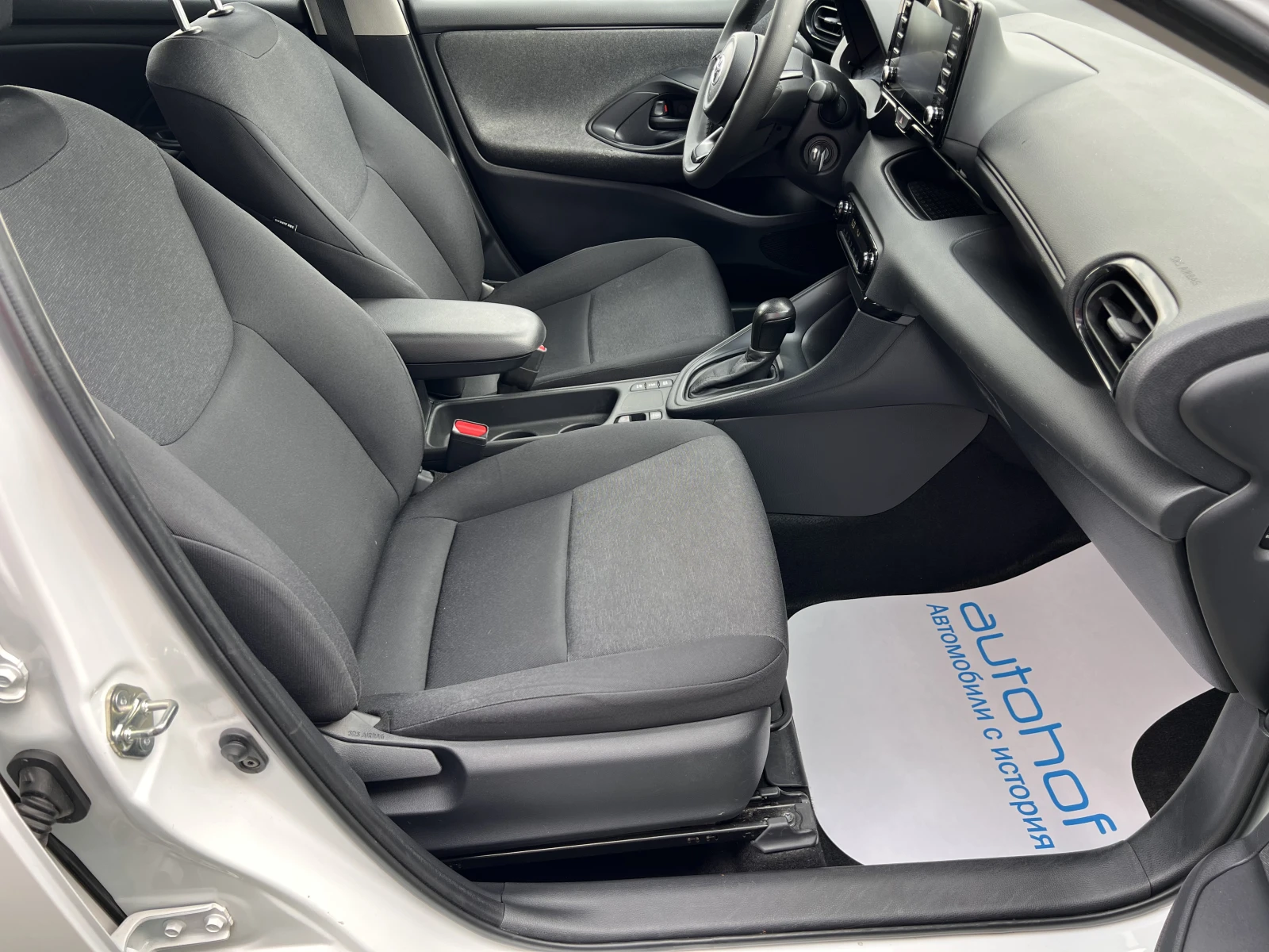 Toyota Yaris TERRA/HYBRID/1.5vvt-i/115K.C./Е-CVT AT - изображение 8