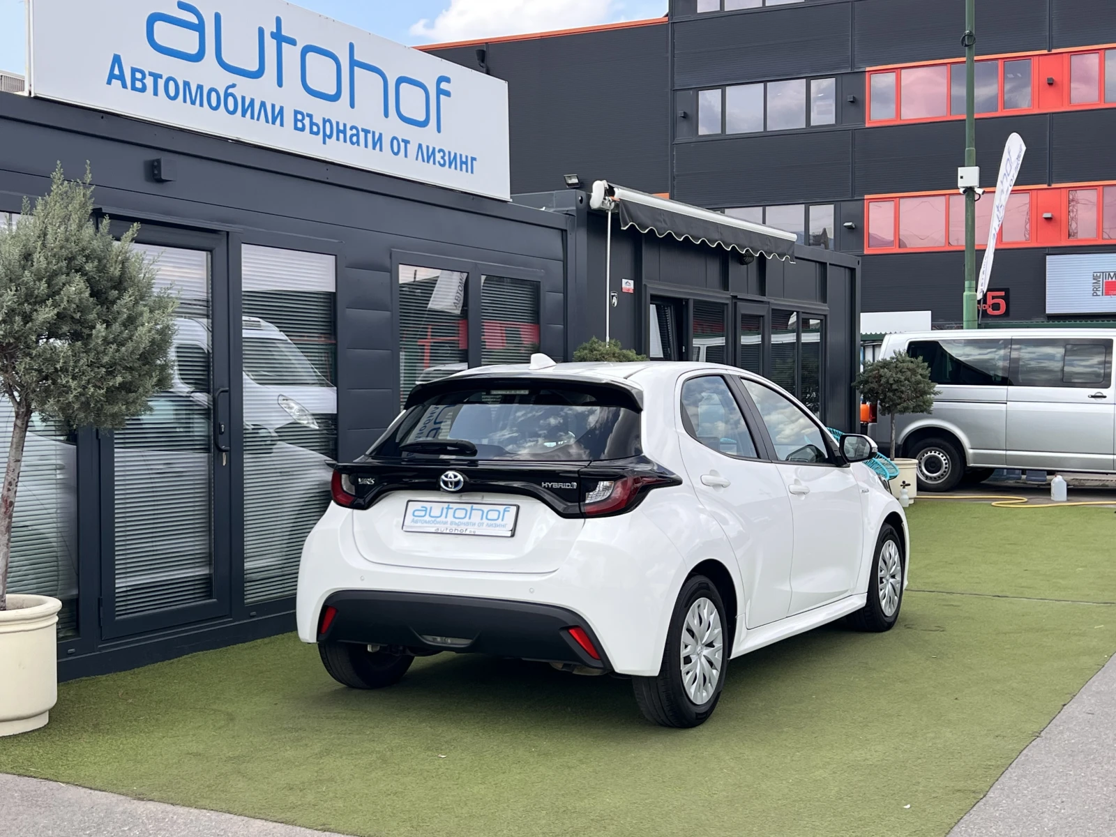 Toyota Yaris TERRA/HYBRID/1.5vvt-i/115K.C./Е-CVT AT - изображение 4