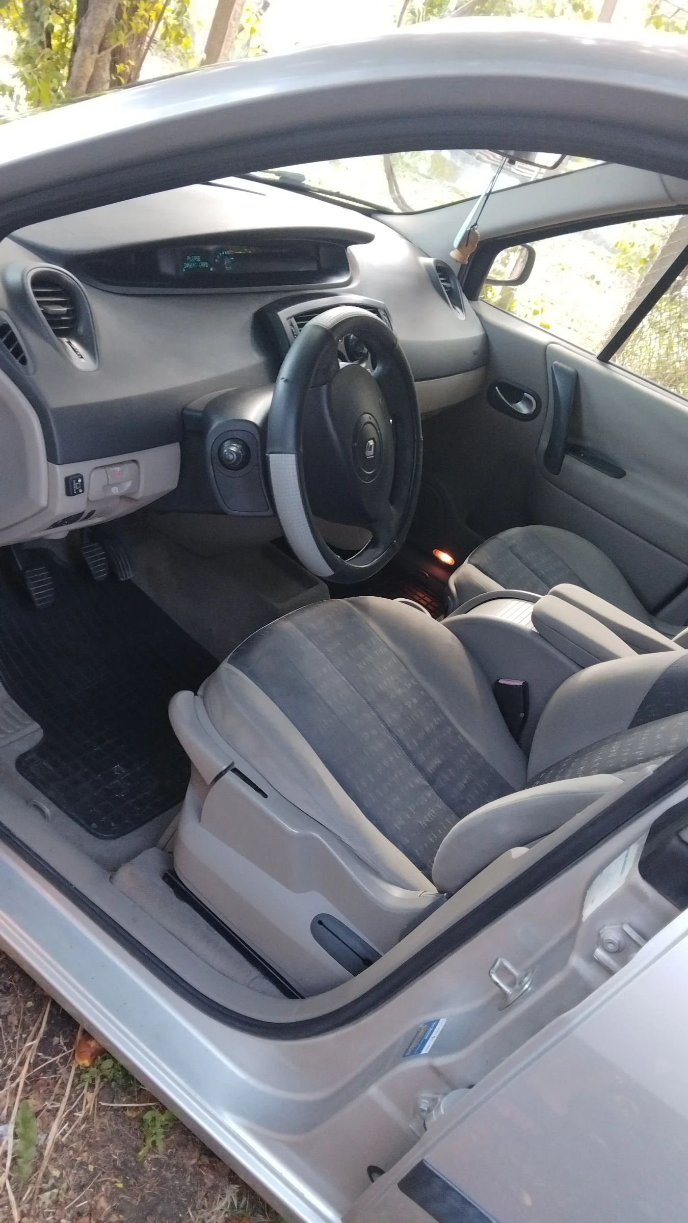 Renault Scenic 1.6i, снимка 9 - Автомобили и джипове - 55368737