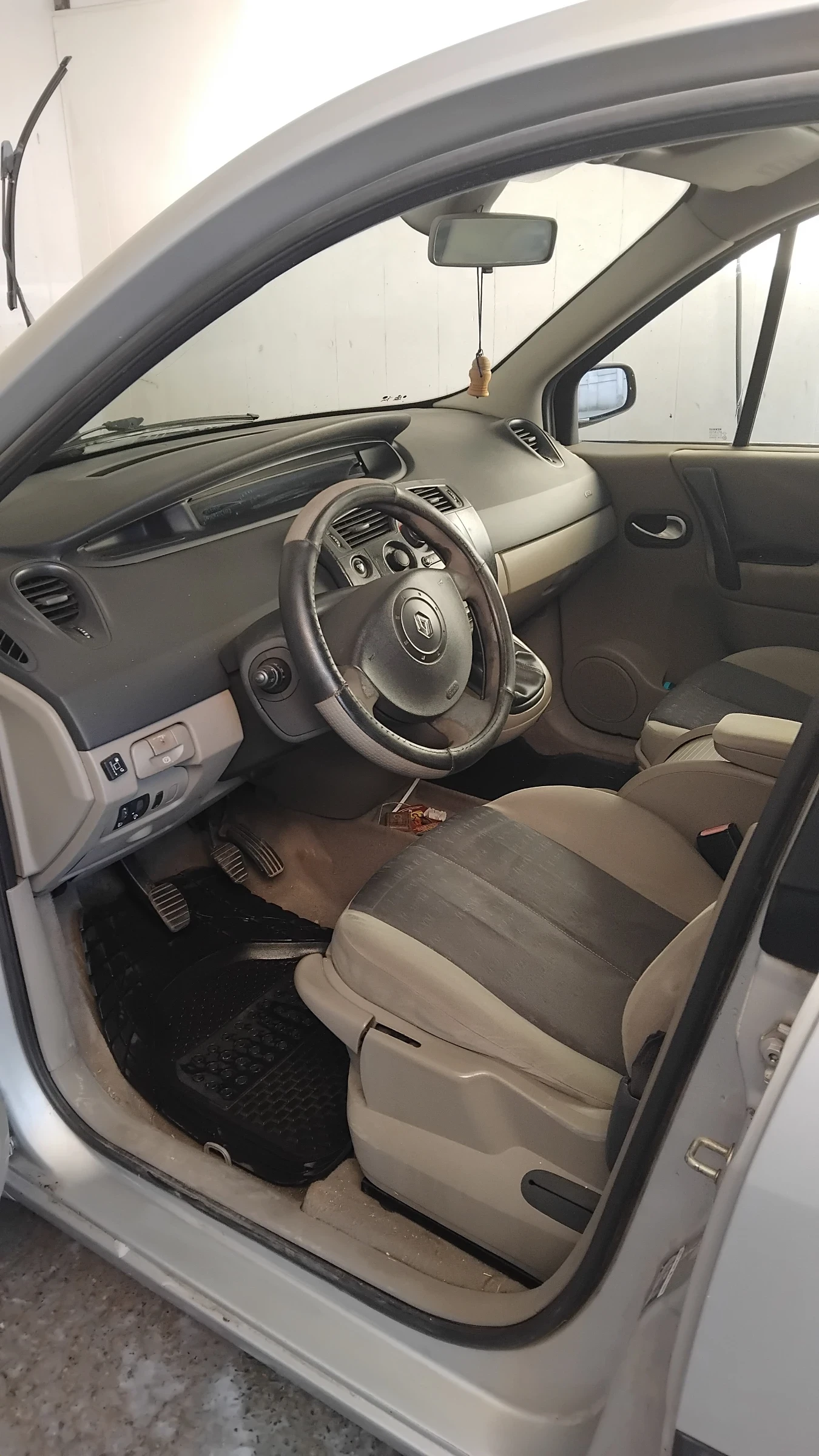 Renault Scenic 1.6i, снимка 14 - Автомобили и джипове - 55368737