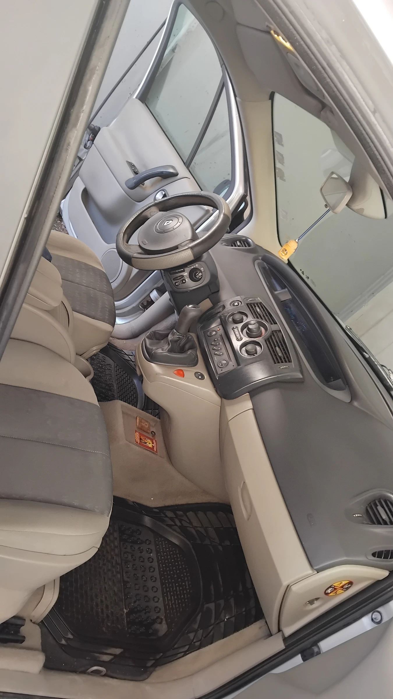 Renault Scenic 1.6i, снимка 13 - Автомобили и джипове - 55368737