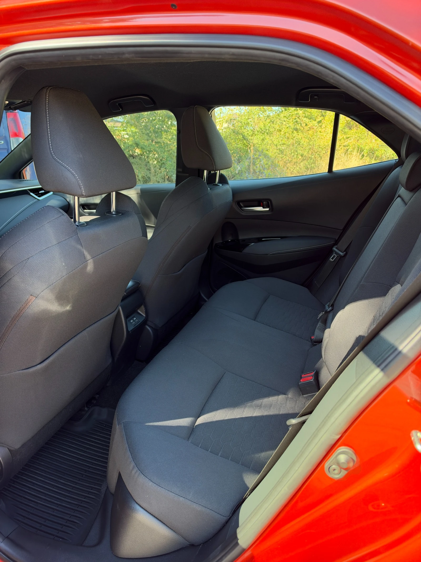 Toyota Corolla Hatchback SE , снимка 10 - Автомобили и джипове - 56403831