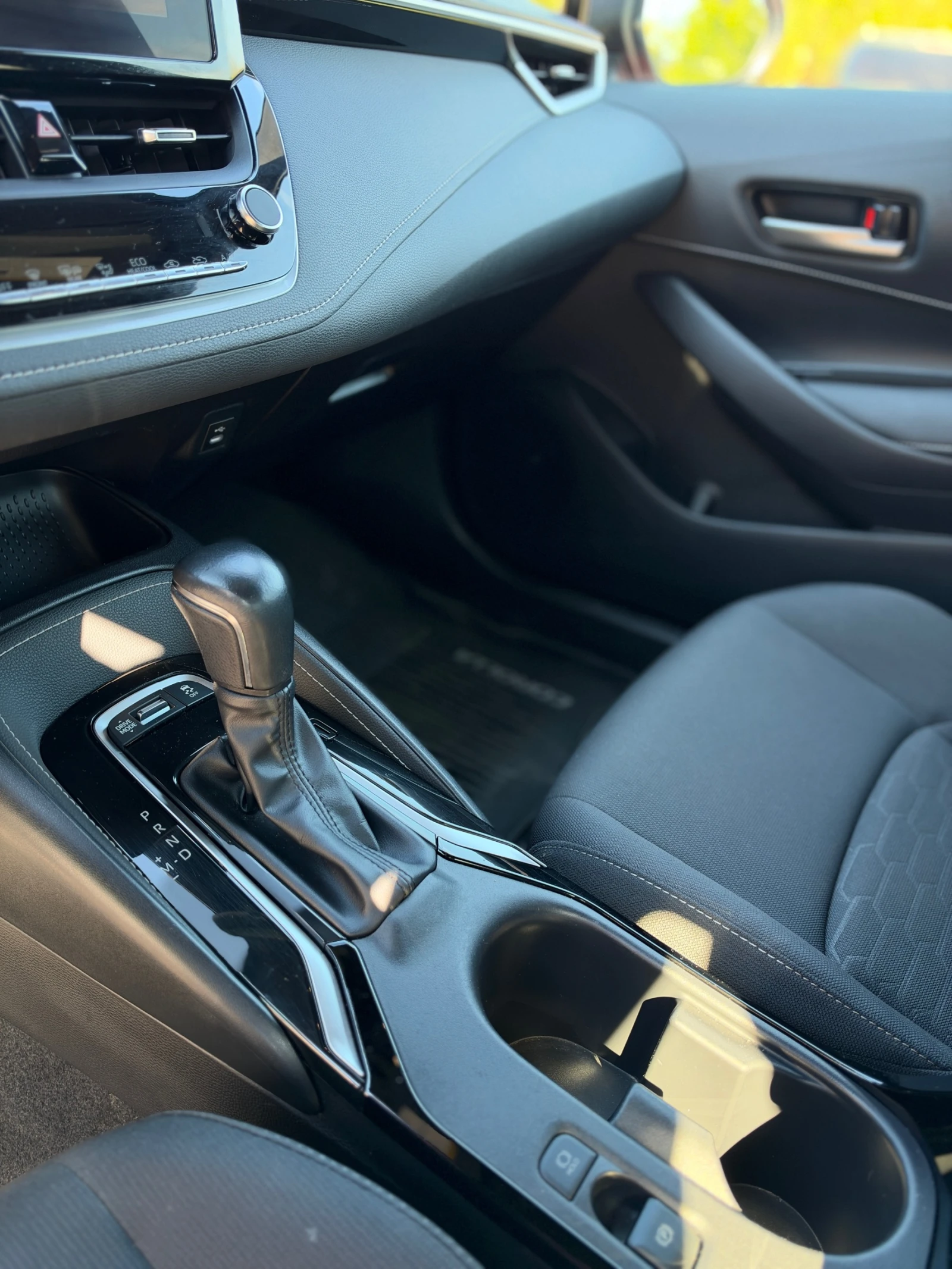 Toyota Corolla Hatchback SE , снимка 7 - Автомобили и джипове - 56403831