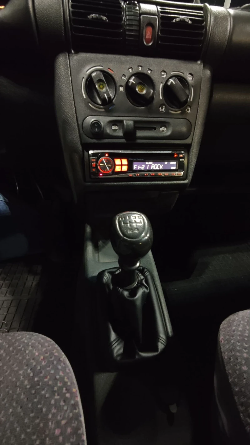 Opel Corsa 1.4 16V, снимка 14 - Автомобили и джипове - 53540703