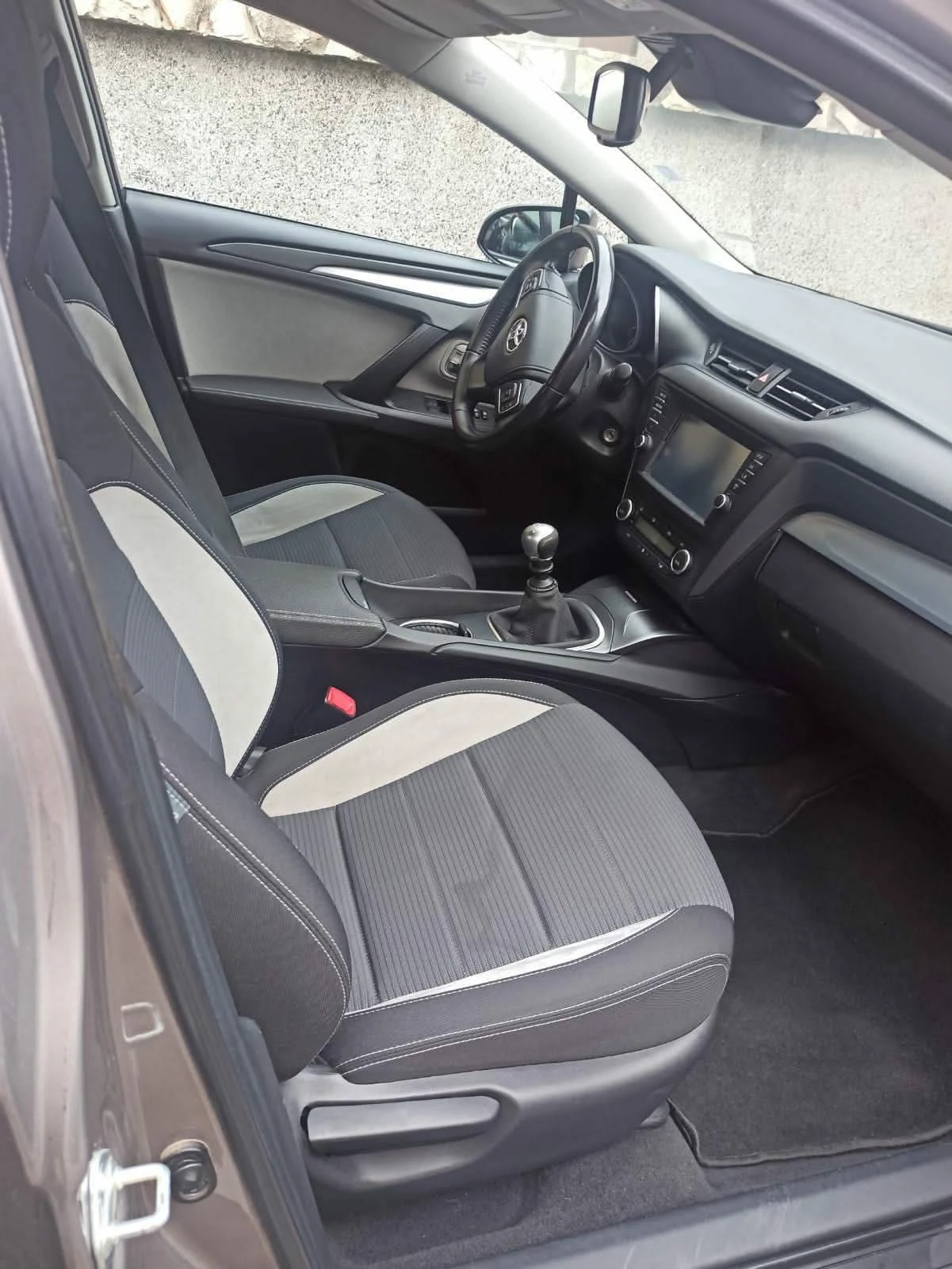 Toyota Avensis, снимка 9 - Автомобили и джипове - 53758023