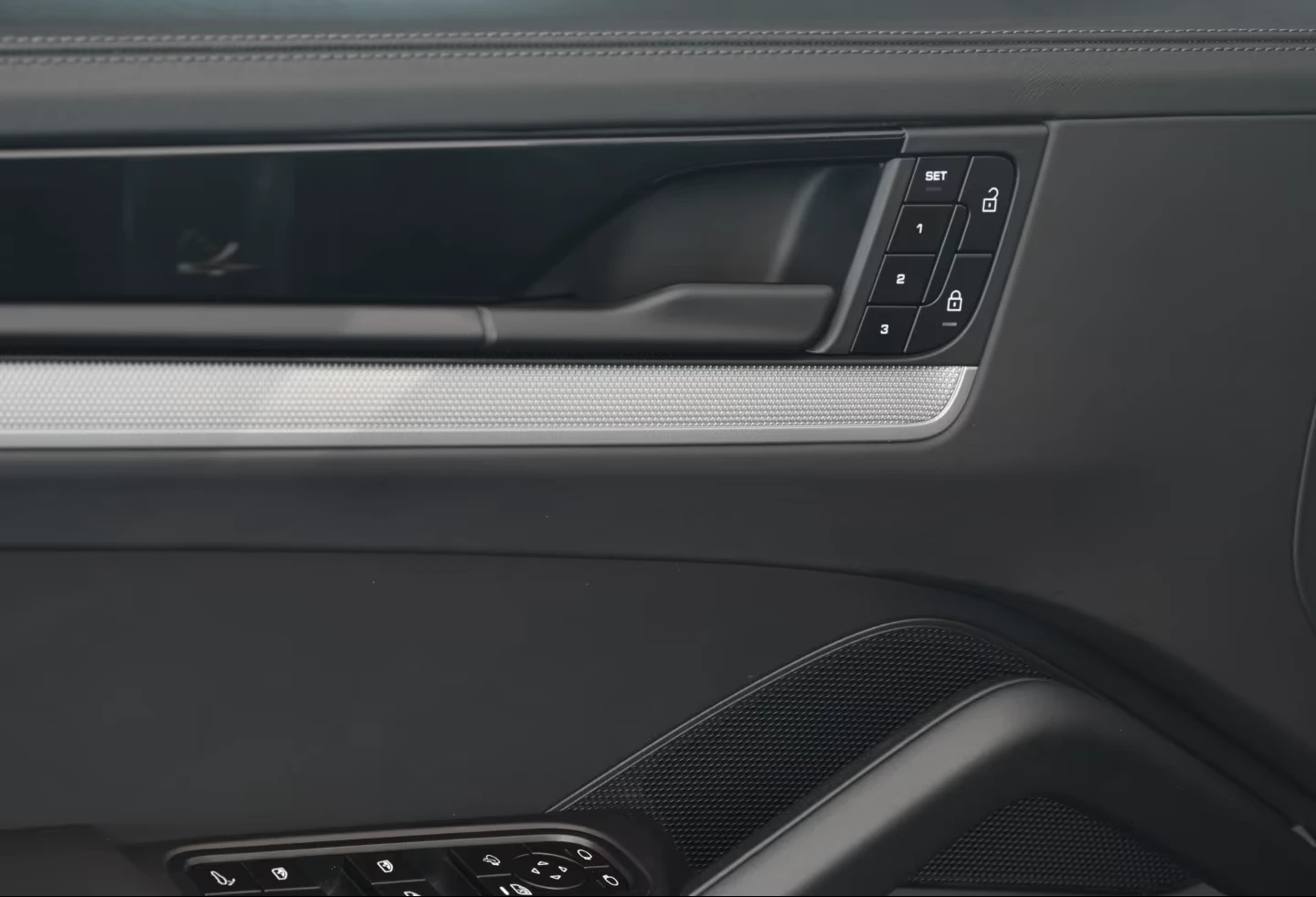 Porsche Cayenne E-HYBRID* PANO* HEAD-UP* BOSE* DISTR* MEMORY* KEYL, снимка 6 - Автомобили и джипове - 54450094