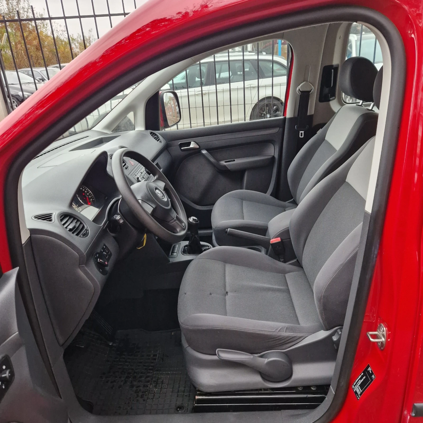 VW Caddy 1.6TDI 102к.с, снимка 9 - Автомобили и джипове - 56660776