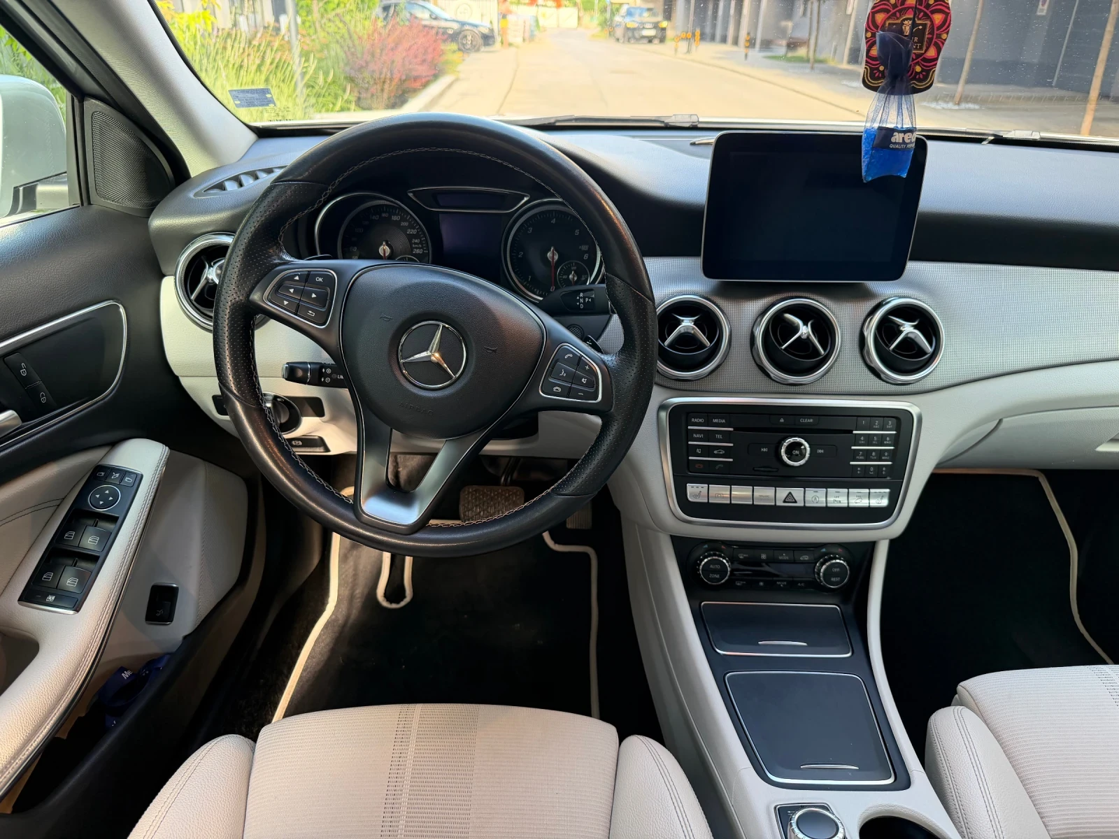 Mercedes-Benz GLA 200 4Matic/Автомат, снимка 10 - Автомобили и джипове - 55123841