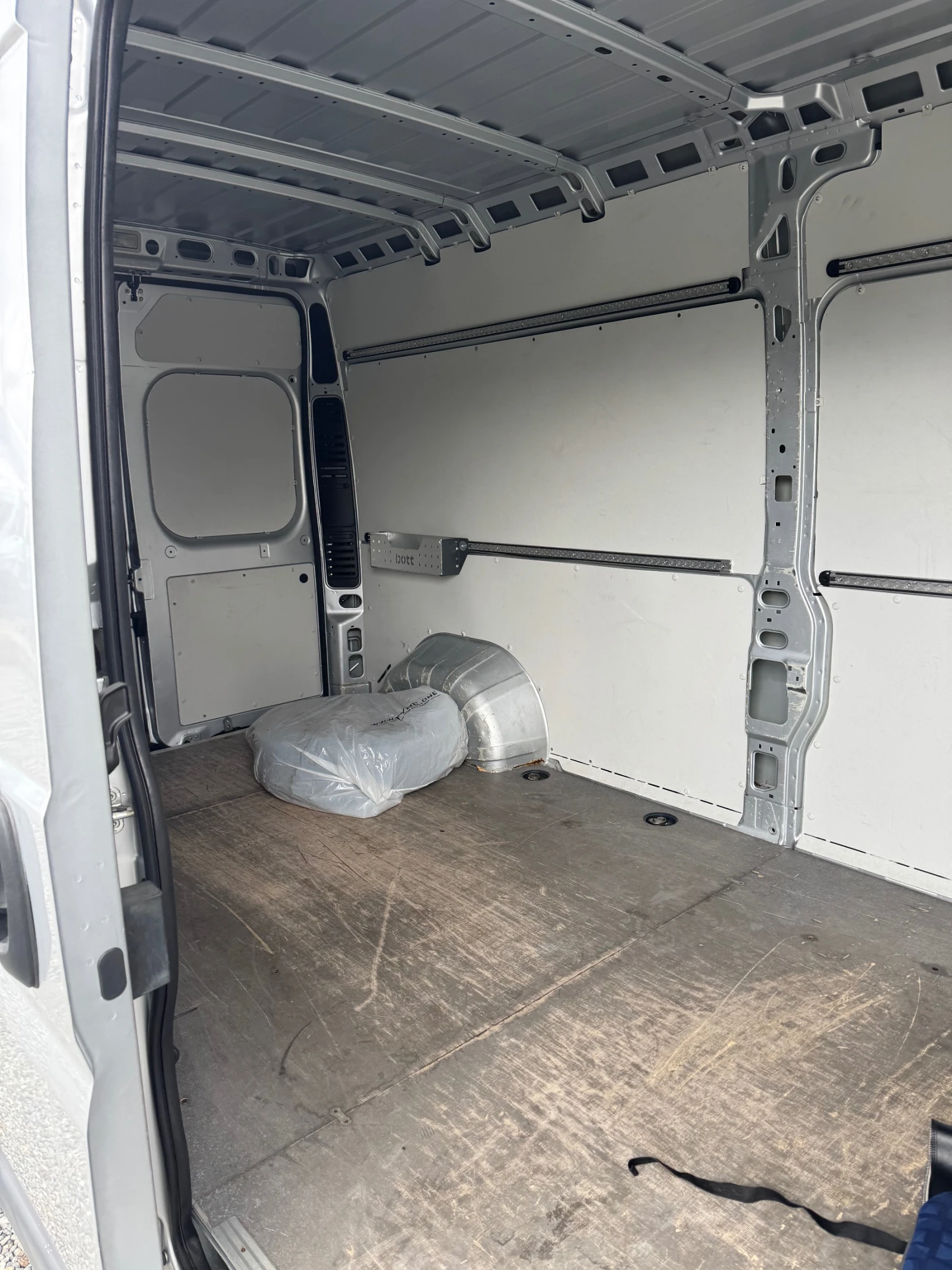 Peugeot Boxer 2018* Клима* Euro6* Камера* Германия* 6ск* , снимка 9 - Бусове и автобуси - 54087628