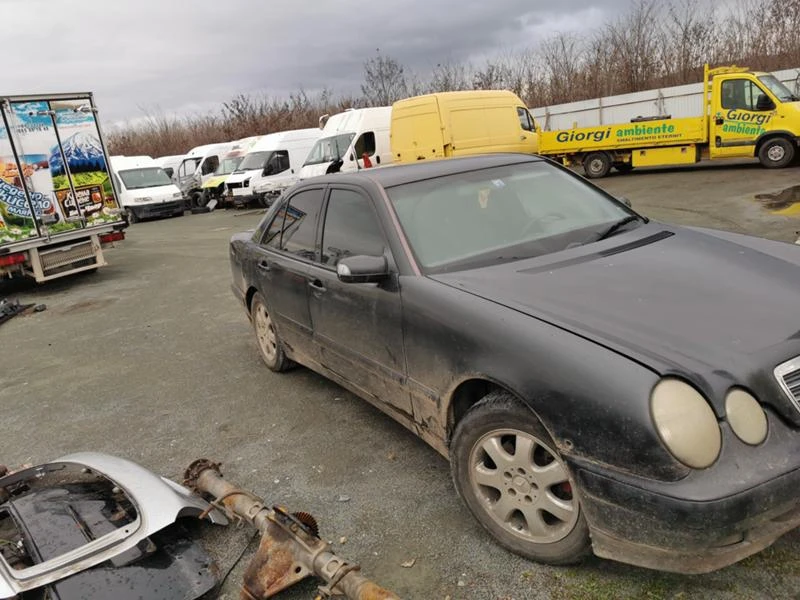 Mercedes-Benz E 270, снимка 3 - Автомобили и джипове - 47183832