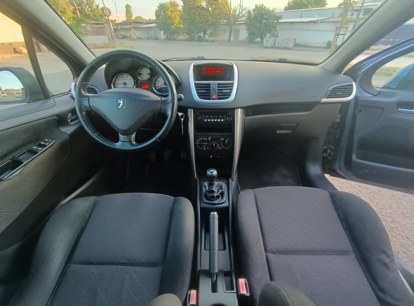 Peugeot 207 1.6 бензин , снимка 9 - Автомобили и джипове - 56665576