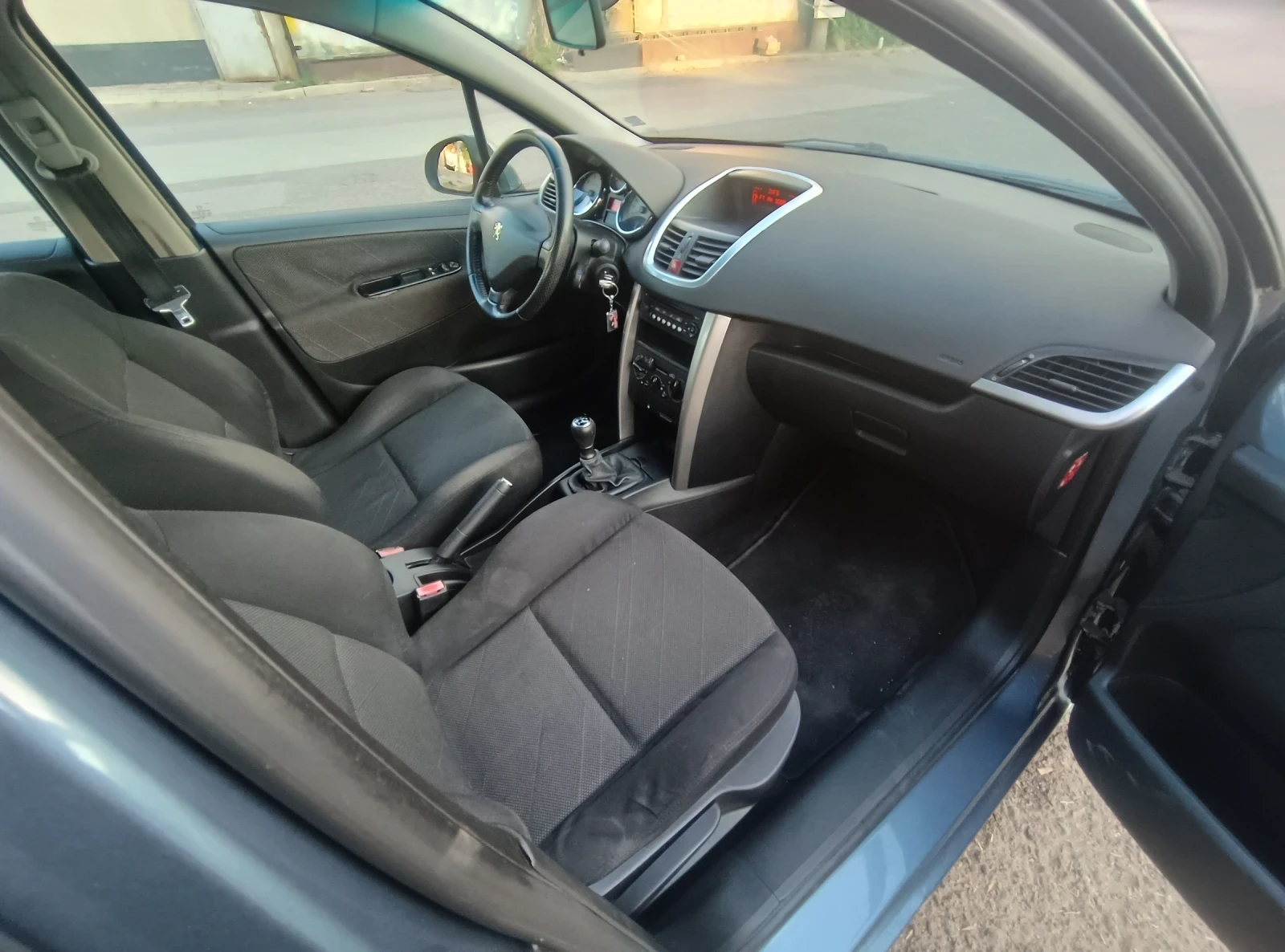 Peugeot 207 1.6 бензин , снимка 7 - Автомобили и джипове - 56665576