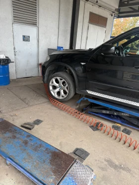 BMW X5 4.8is ВАКУУМ-HUD-KeyLess-AERO-PAKET - 8800 € / 17211.30 лв. - 99483093 12