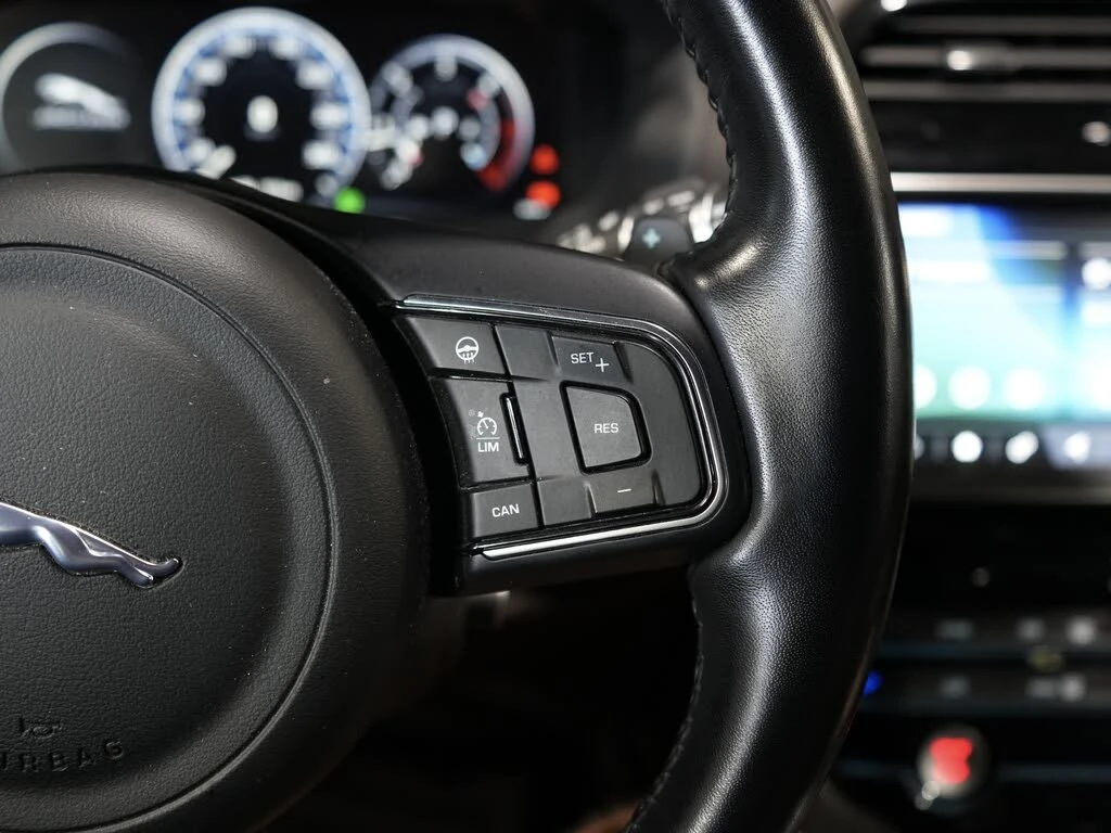 Jaguar F-PACE AWD* KEYLESS* PANORAMA* АвтоКредит(ЦЕНА ДО БГ) - изображение 9