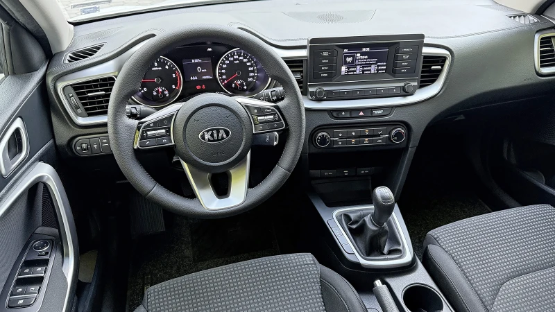 Kia Ceed 1.6 CRDi Гаранционен!, снимка 8 - Автомобили и джипове - 51510719