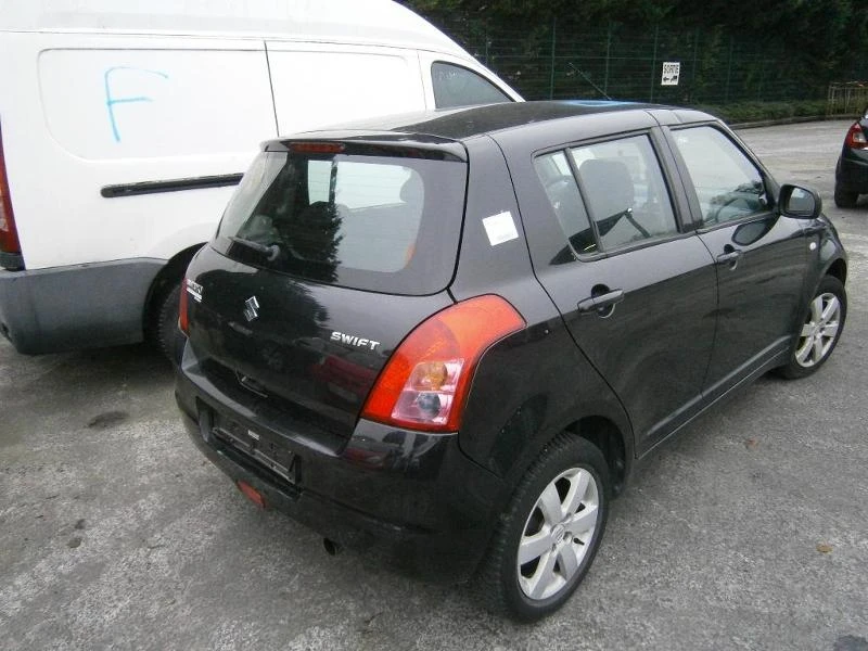 Suzuki Swift 1.3i /1.3 DDiS, снимка 15 - Автомобили и джипове - 22766396